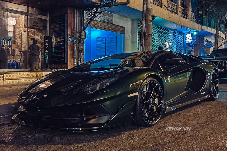 Đây chính là siêu phẩm Lamborghini Aventador SVJ thứ 3 tại Việt Nam, xe sở hữu nước sơn xanh rêu Verde Ermes "kịch độc", tạo hiệu ứng độc đáo dưới ánh sáng. Bộ cánh này khiến chiếc Aventador SVJ trông rất "bí ẩn" và mạnh mẽ.