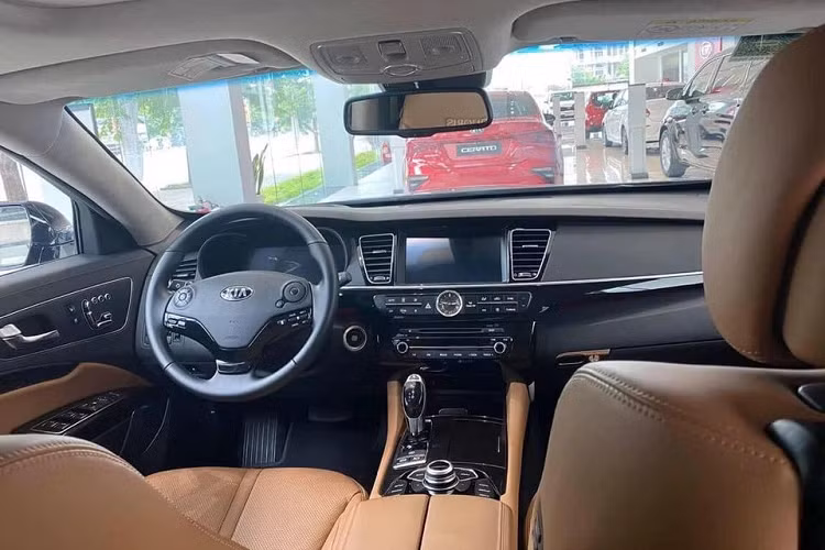 Do đó, không có gì ngạc nhiên khi thiết kế của xe đã có phần lỗi thời. Tuy nhiên, vì là sedan cao cấp nên Kia Quoris được trang bị khá hiện đại. Mẫu sedan này sở hữu lưới tản nhiệt cỡ lớn với mắt lưới mạ crôm đan chéo vào nhau, đèn pha LED toàn phần có tính năng điều chỉnh góc chiếu khi xe chuyển hướng và đèn sương mù LED nằm trên cản trước.