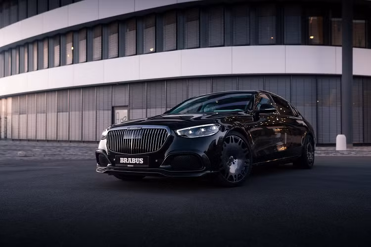 Thương hiệu Brabus cũng trang bị cho xe một số chi tiết ốp carbon trong nội thất như trên bảng điều khiển và ốp cửa. Đây cũng là những chi tiết đặc trưng của Brabus phù hợp với bộ bodykit ở ngoại thất. 
