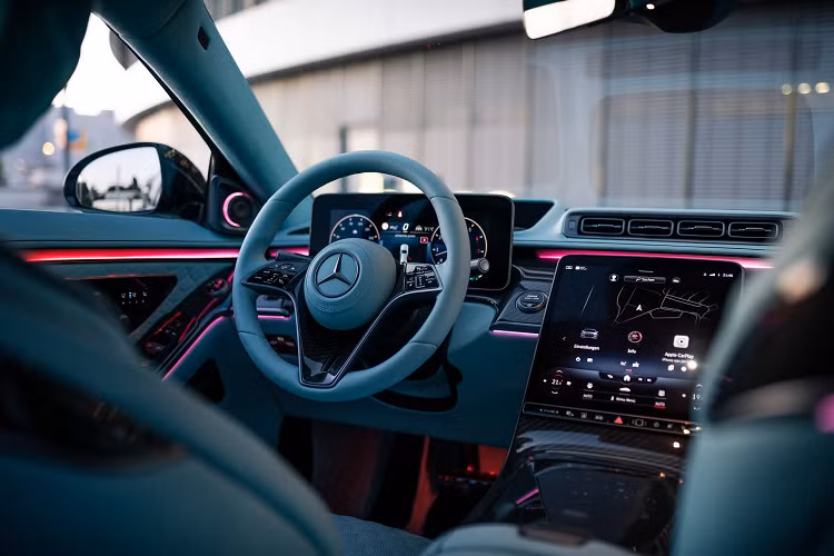 Là bản Maybach siêu sang nên chiếc xe được trang bị một số chi tiết nổi bật như hai ghế sau độc lập có hệ thống thông gió và sưởi và hệ thống đèn viền trang trí ấn tượng. Nhờ phần mềm được tinh chỉnh lại, động cơ V8 4.0 lít tăng áp kép được cải tiến để sản sinh công suất 591 mã lực và mô-men xoắn 800 Nm, tăng một chút so với sức mạnh 496 mã lực, mô-men xoắn 700 Nm của Mercedes-Maybach S580 nguyên bản. 