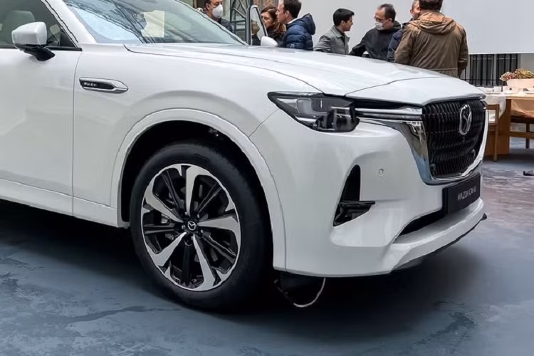 Đáng chú ý, CX-50 dùng dẫn động cầu trước nhưng 4 mẫu CX-Series còn lại đều đi kèm dẫn động cầu sau và động cơ 6 xi-lanh thẳng hàng - khác hẳn với toàn bộ những mẫu Mazda khác đang có mặt trên thị trường.