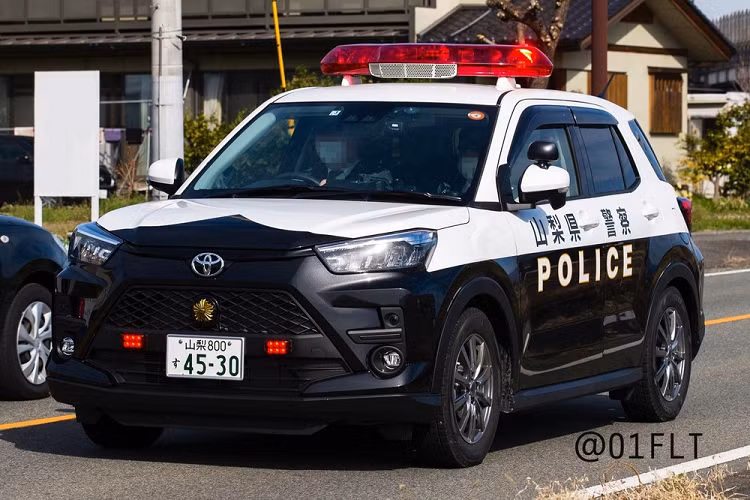 Hiện chưa rõ nội thất của chiếc xe tuần tra này được thay đổi như thế nào so với Toyota Raize nguyên bản. Trong khi đó, Toyota Raize bản máy xăng tại thị trường Nhật Bản có những trang bị đáng chú ý như màn hình cảm ứng trung tâm 9 inch, hỗ trợ Apple CarPlay,...