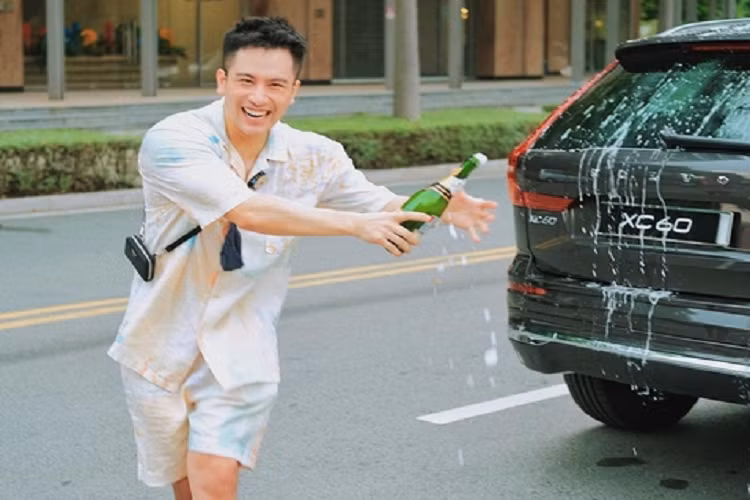 Trong bài viết, Vũ Dino nhấn mạnh rằng: "Trong vô vàn lựa chọn về xe, nhưng với một đứa yêu công nghệ và lái xe kém như mình thì đây thật sự là một lựa chọn không thể đúng đắn hơn. Chiếc xe an toàn nhất thế giới, còn là một chiếc xe bảo vệ môi trường với tính năng lai xăng điện."