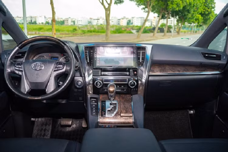 Mẫu xe MPV Toyota Alphard hạng sang được ví giống như một chuyên cơ mặt đất với kích thước Dài x Rộng x Cao lần lượt là 4.945 x 1.850 x 1.890 (mm). Chiều dài cơ sở ở mức 3.000 mm.