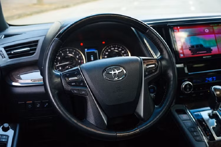 Mẫu MPV hạng sang của nhà Toyota có thiết kế hầm hố với phần đầu xe vuông vức, lưới tản nhiệt mạ Chrome cỡ lớn liền mạch với cụm đèn pha LED Projector.