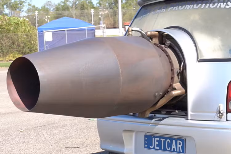 Nicotra cho biết rằng ông ấy từng có lần đạt tốc độ 320 km/h trong chiếc Daihatsu nhỏ bé này. Phải thừa nhận rằng chiếc Daihatsu Mira siêu tốc đã mất đi một chút tính thực dụng của hình dạng hatchback, nhưng ít nhất thì nó vẫn có không gian bên cạnh ghế lái dành cho một số mặt hàng tạp phẩm.