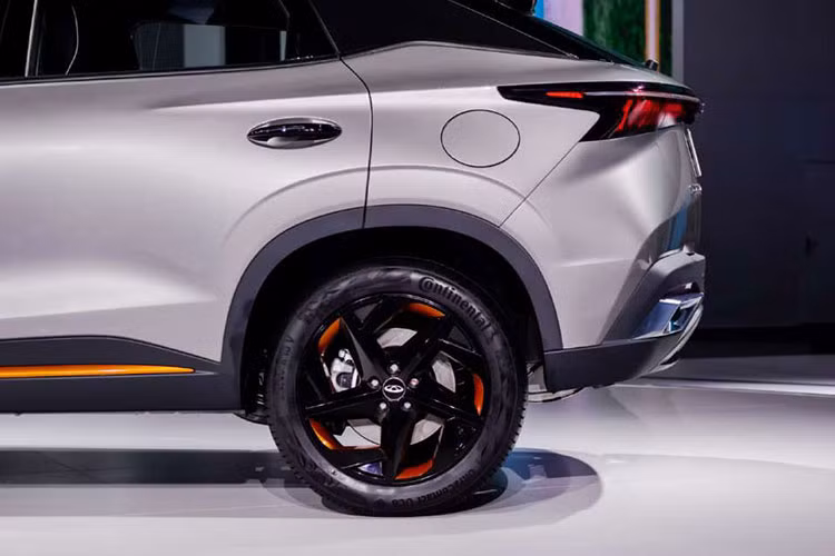 So với những mẫu xe Chery trước đó, Omoda 5 sở hữu thiết kế ngoại thất hoàn toàn khác biệt. Nguyên nhân là do xe được áp dụng triết lý thiết kế "Art in Motion" mới, tập trung vào sự hiện đại. Đó là lý do vì sao Chery Omoda 5 được trang bị lưới tản nhiệt cỡ lớn và không viền trên đầu xe, nối liền với dải đèn LED định vị ban ngày thanh mảnh ở hai bên.