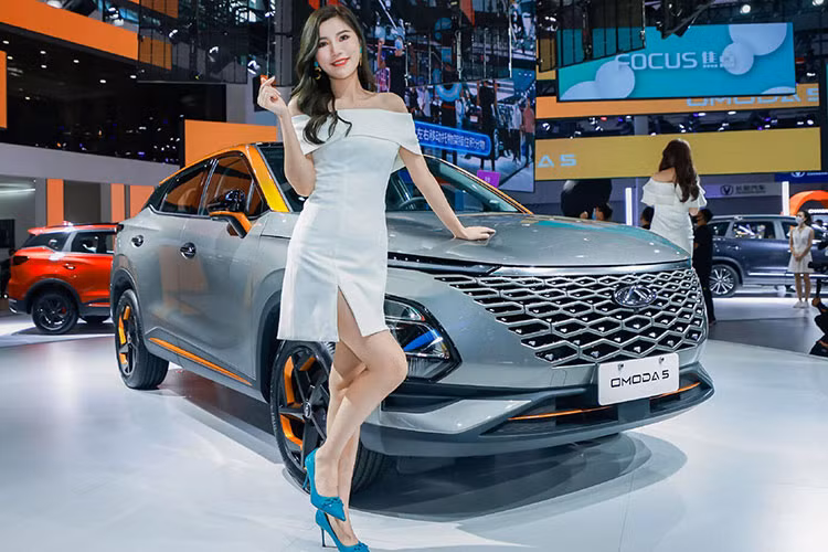  Chery Omoda 5 2022 mới là mẫu SUV cỡ B đã chính thức trình làng tại triển lãm Ô tô Quảng Châu 2021 diễn ra vào tháng 11 năm ngoái. Đến nay, hãng Chery đã xác nhận kế hoạch tung mẫu SUV cỡ B này ra thị trường Malaysia. Được biết, Malaysia là một trong những thị trường quốc tế đầu tiên đón nhận Chery Omoda 5, bên cạnh Úc và châu Âu.