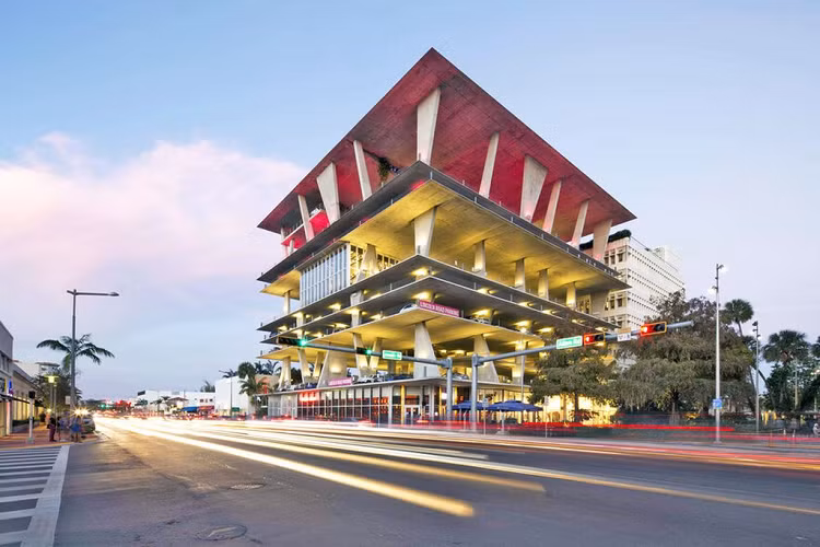 Toà nhà số 1111 phố Lincoln (Miami, Mỹ) Là một trong những bãi đậu xe ôtô đẹp nhất thế giới, toà nhà số 1111 phố Lincoln được hoàn thành năm 2010 bởi Herzog &amp; de Meuron Architekten, một công ty kiến trúc ở Thụy Sỹ. Kể từ khi khai trương, toà nhà này đã thu hút được sự quan tâm đáng kể do thiết kế hoàn toàn khác với các thiết kế hầm để xe truyền thống.