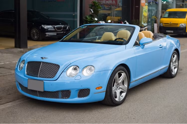 Một chiếc Bentley Continental GTC đời 2007 đã được một showroom chuyên kinh doanh xe tại Hà Nội đưa lên sàn xe cũ với chi tiết màu ngoại thất khá độc đáo. Xe đang được chào bán với mức giá khoảng 2,9 tỷ đồng sau 15 năm lăn bánh. Đây chính là chiếc Continental GTC đầu tiên được đưa về Việt Nam vào năm 2008. 