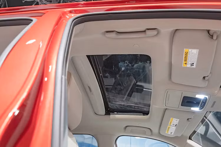 Tại thị trường Mỹ, Honda CR-V 2023 có 2 tuỳ chọn động cơ. Thứ nhất là động cơ xăng 4 xi-lanh, tăng áp, dung tích 1.5L, sản sinh công suất tối đa 190 mã lực và mô-men xoắn cực đại 243 Nm tại dải tua máy 1.700 - 5.000 vòng/phút như cũ dành cho 2 bản thấp. Động cơ này đồng hành với hộp số biến thiên vô cấp CVT và hệ dẫn động cầu trước hoặc 4 bánh AWD.