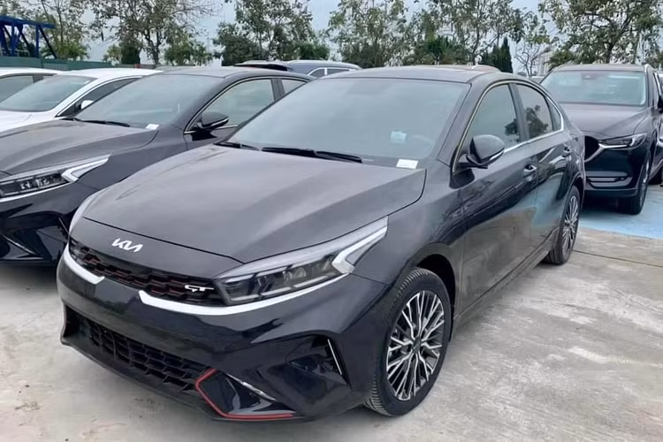 Phiên bản Kia K3 sở hữu vài điểm khác biệt ở ngoại thất, cấu hình động cơ khác biệt sẽ tạo khoảng cách lớn so với các phiên bản còn lại, hứa hẹn sẽ hấp dẫn khách mua xe sedan hạng C.