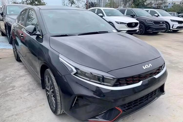 Ngoại thất Kia K3 1.6 Turbo GT trang bị tương đương phiên bản 2.0 Premium. Điểm nổi bật chính là logo “GT” màu đỏ trên lưới tản nhiệt. Xe sử dụng đèn pha Full-LED có điều chỉnh theo góc lái, viền sơn đỏ ở cản trước và cản sau, “dàn chân” lắp bộ mâm đa chấu 17 inch (225/45R17).