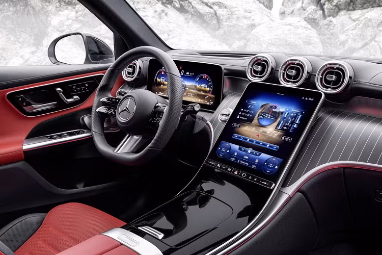 Ở cấp độ cao hơn là bản Mercedes-Benz GLC 400 e 4MATIC có giá 74.922 euro (tương đương 1,77 tỷ đồng), cũng dùng mô-tơ điện giống như bản GLC 300 e 4MATIC nhưng phần động cơ xăng 4 xy-lanh 2.0L mạnh hơn với công suất lên đến 252 mã lực (185 kW), mô-men xoắn cực đại 400 Nm. Nhờ đó, tổng công suất đạt 381 mã lực (280 kW), mô-men xoắn cực đại 650 Nm.