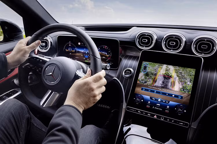 Trong khi đó, bản máy dầu hybrid-nhẹ mới được giới thiệu thêm là GLC 300 d 4MATIC có giá 70.680 euro (tương đương 1,67 tỷ đồng). Động cơ diesel 2.0L có công suất 269 mã lực (198 kW), mô-men xoắn cực đại 550 Nm được sự hỗ trợ của bộ đề ISG 48 volt có thể bổ sung thêm công suất 23 mã lực (17 kW) và mô-men xoắn cực đại 200 Nm nữa.