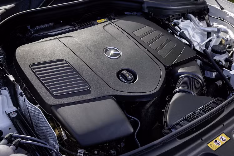 Trước đó vào tháng 7, hãng xe sang Đức đã công bố giá của 3 phiên bản Mercedes-Benz GLC 2023 bản hybrid nhẹ gồm 2 bản máy xăng là GLC 200 4MATIC giá 57.631 euro (1,36 tỷ đồng), GLC 300 4MATIC giá 68.240 euro (1,61 tỷ đồng) và 1 bản máy dầu là GLC 220 d 4MATIC có giá bán 60.237 euro (1,42 tỷ đồng).