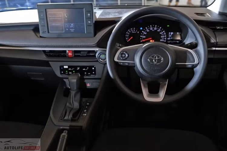 Ghế ngồi trên Toyota Vios 1.2 Sport chỉ được bọc nỉ. Hàng ghế trước chỉnh tay tương tự các phiên bản còn lại. Ngoài cắt trang bị cửa gió điều hòa, hàng ghế thứ hai của phiên bản này cũng không có các cổng sạc USB như phiên bản Premium Luxury.
