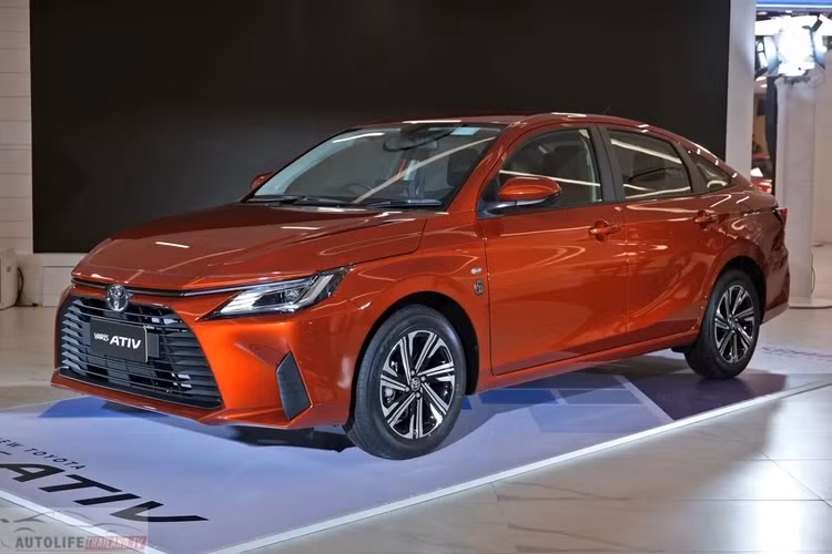 Màn hình giải trí trung tâm của Toyota Vios 1.2 Sport giảm kích thước còn 8 inch, để lộ phần viền màn hình cùng hai hàng nút bấm khá thô. Tuy nhiên màn hình cảm ứng trên vẫn được tích hợp kết nối Apple Carplay và Android Auto, đi kèm hệ thống âm thanh 2 loa cơ bản.