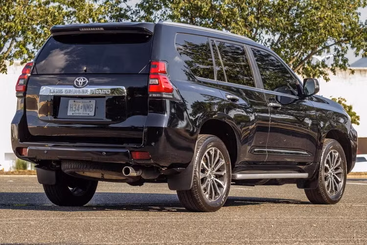 Chưa rõ số tiền mà chủ nhân chiếc xe đã bỏ ra để chiếc xe SUV Lexus GX460 độ Land Cruiser Prado là bao nhiêu, nhưng mình chắc rằng nó không hề rẻ.