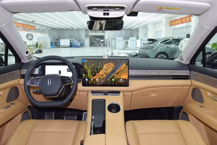 Về thiết kế, không thể phủ nhận rằng ở góc độ nào đó thì Aito M5 khá giống Porsche Macan, đặc biệt là khi nhìn vào lưới tản nhiệt, vị trí của đèn pha, viền cửa sổ, hông và đèn hậu. Aito M5 có kích thước chiều dài là 4.770 mm, chiều rộng 1.930 mm, chiều cao 1.625 mm và chiều dài cơ sở là 2880 mm.