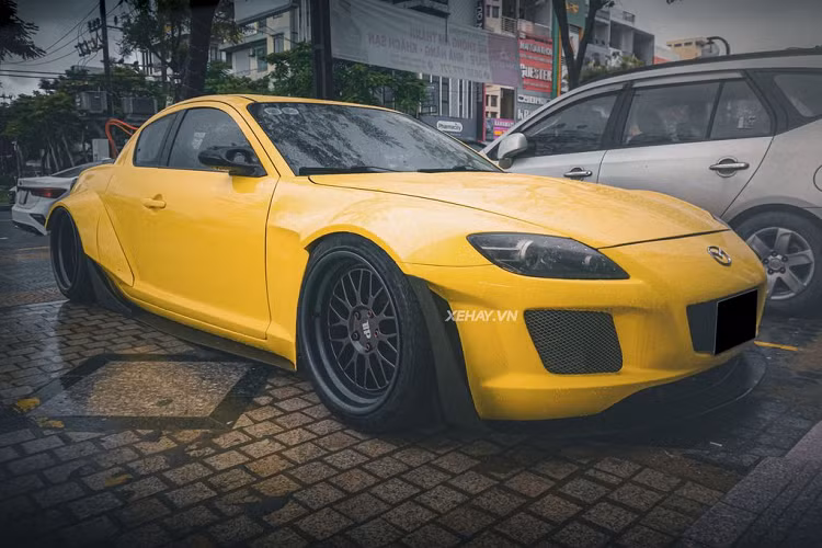 Là một chiếc quad-coupe thể thao, Mazda RX-8 có 2 cửa chính cùng 2 cửa phụ bé mở ngược dành cho hàng ghế phía sau. Điều này giúp cho không gian có cảm giác rộng rãi mặc dù xe có kích thước khiêm tốn, hàng ghế sau khá chật và chỉ phù hợp cho trẻ nhỏ.