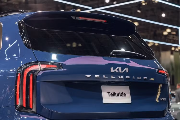 Không chỉ nâng cấp thiết kế ngoại thất, Kia Telluride 2023 còn có thêm 2 phiên bản mới mang tên X-Line và X-Pro. Ở bản X-Line, xe được trang bị lưới tản nhiệt riêng, baga nóc dạng cầu, tay nắm cửa sơn cùng màu thân xe và bộ vành hợp kim 20 inch.