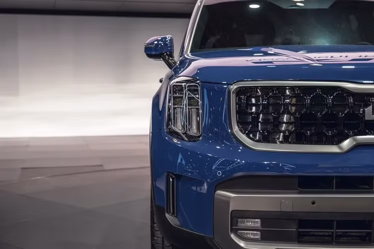 Bên sườn, mẫu xe SUV Kia Telluride 2023 có thêm bậc cửa và vành la-zăng mới. Trong khi đó, đằng sau xe xuất hiện đèn hậu LED nằm dọc như phiên bản cũ nhưng thay đổi tạo hình bên trong. Tương tự cản trước, cản sau của mẫu xe này cũng được cải tiến thiết kế, tích hợp đèn phản quang mới, tạo cảm giác như nối với đèn hậu.