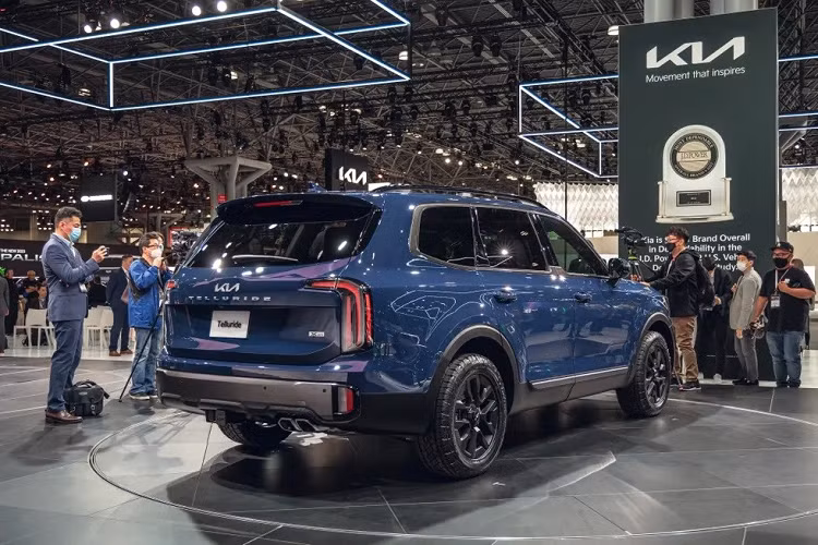Đáng tiếc là động cơ của Kia Telluride 2023 không thay đổi, xe vẫn dùng máy xăng V6, dung tích 3.8L với công suất tối đa 291 mã lực và mô-men xoắn cực đại 355 Nm. Sức mạnh được truyền tới bánh thông qua hộp số tự động 8 cấp. Hệ dẫn động 4 bánh toàn thời gian AWD là trang bị tùy chọn của xe. Chỉ 2 phiên bản X-Line và X-Pro được trang bị hệ thống AWD tiêu chuẩn.