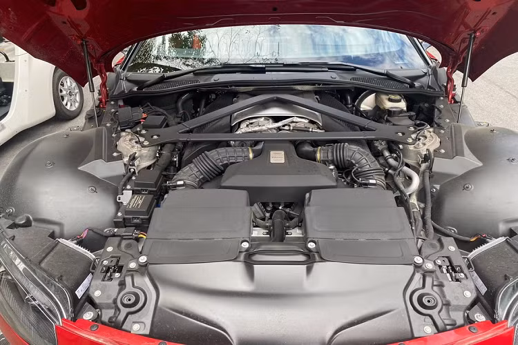 Nội công trên xe Aston Martin V8 Vantage mới được Minh Nhựa bán lại sẽ kết hợp với hộp số tự động ZF 8 cấp và hệ dẫn động cầu sau, nhờ đó, chiếc xe này có khả năng tăng tốc từ vị trí xuất phát lên 100 km/h chỉ trong thời gian 3,6 giây. Aston Martin V8 Vantage đạt vận tốc tối đa 314 km/h.