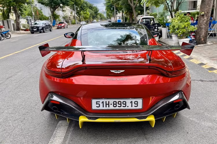 Như vậy, ước tính trung bình mỗi tháng, Aston Martin V8 Vantage của Minh Nhựa lăn bánh không quá 41 km. Được biết, lần hiếm hoi mà đại gia ngành nhựa cho xe Aston Martin V8 Vantage đi chơi xa nhất là từ Sài thành chạy ra Phan Thiết với quãng đường dài gần 200 km cho chiều đi còn chiều về, Minh "Nhựa" cho chiếc xe Aston Martin V8 Vantage nằm trên xe cứu hộ.