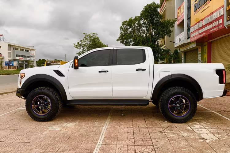 Anh Nguyễn Bá Hoàng, chủ xưởng độ HĐ Car tại Nghệ An, cho biết rằng thời gian hoàn thiện một chiếc Ranger sang phong cách F-150 mất khoảng 7-10 ngày, tuỳ thuộc vào nhu cầu của chủ xe cần lên những món gì. Xưởng độ của anh trước đây đã từng làm rất nhiều chiếc Ranger đổi sang phong cách F-150 nên đã có nhiều kinh nghiệm. Mỗi chiếc lại mang một diện mạo khác nhau, thể hiện cá tính của chủ nhân.