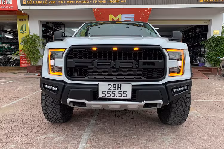 Càn trước và sau hầm hố giúp tăng góc tiếp cận và góc thoát. Ở phía dưới cản trước còn có thêm dãy LED trợ sáng. Gương chiếu hậu của xe cũng được đổi sang loại giống trên F-150.