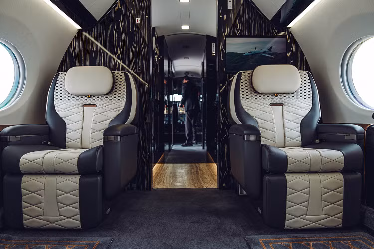 Trên thực tế, đây chinh là màu sắc chính xác mà Kenn Ricci, chủ sở hữu của Flexjet, đã chọn cho chiếc Bacalar của mình.