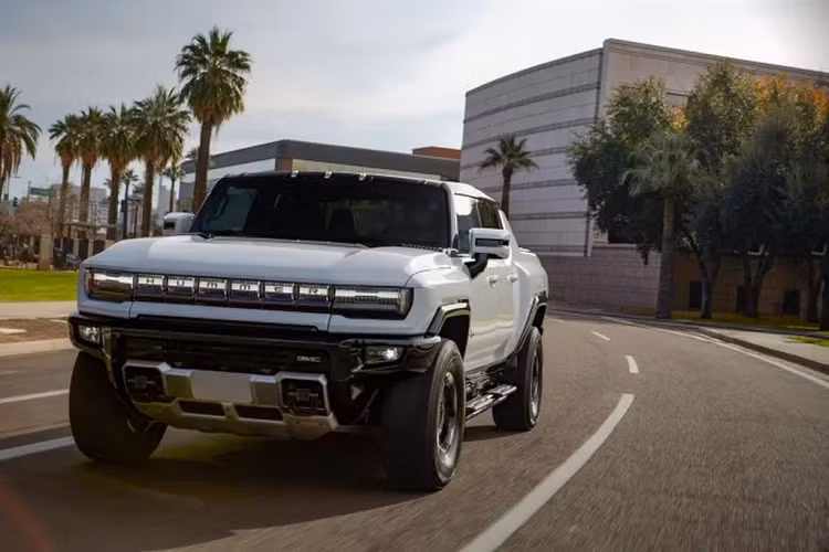 Lý giải sự thành công của GMC Hummer EV, bên cạnh yếu tố về thiết kế bắt mắt mang hơi hướng hiện đại, các trang bị đi kèm tiên tiến cùng hệ truyền động bằng điện thân thiện với môi trường thì mẫu xe này còn ẩn chứa loạt "vũ khí" đáng gờm khác. Chúng bao gồm