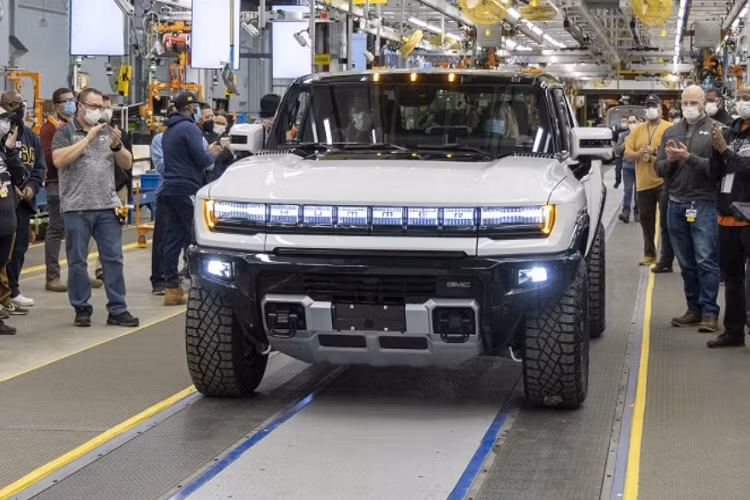 Theo The Wall Street Journal báo cáo, General Motors đã tạo nên một cú “hit” với mẫu xe bán tải chạy hoàn toàn bằng điện, Mức giá xe Hummer EV mới từ 100.000 USD (khoảng 2,34 tỷ đồng) kèm phạm vi hoạt động ấn tượng lên tới 560 km, Hummer EV nhanh chóng thu về hơn 77.000 lượt đặt hàng trước.