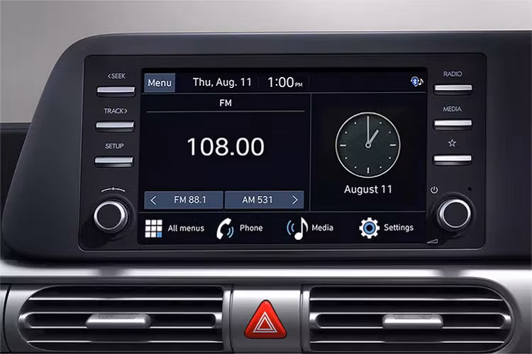 Về thiết kế, Hyundai Stargazer có nhiều điểm nhấn khá tương đồng với đàn anh Staria. Cụ thể xe trang bị đèn định vị LED mỏng, nằm trên cao gần với viền dưới của cắp capo. Trong khi cụm đèn pha LED được đặt thấp bên dưới. Lưới tản nhiệt cũng có thiết kế trải rộng qua hai bên khá hiện đại.