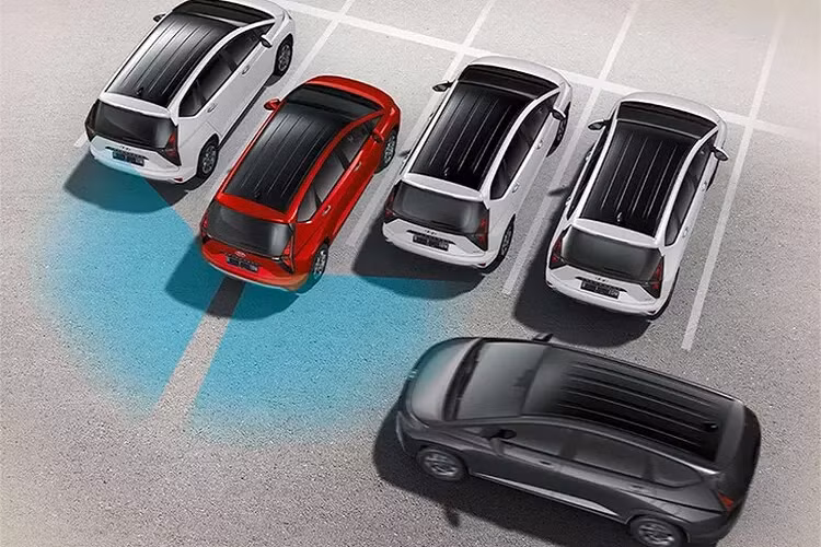 Bên thân xe Hyundai Stargazer lại có thiết kế theo phong cách crossover như các đối thủ. Bộ la-zăng hiện địa với thiết kế hai tông màu thể thao. Trong khi phía sau rất bắt mắt vào ban đêm với cụm đèn hậu LED thiết kế thời thượng. Không gian nội thất Hyundai Stargazer cũng có thiết kế linh hoạt với 2 lựa chọn 6 và 7 chỗ ngồi.