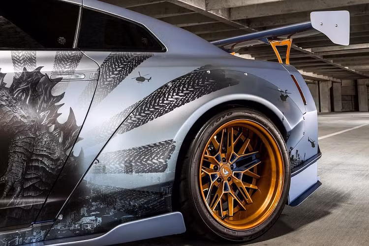 Bên cạnh lựa chọn trang bị gói bodykit từ thương hiệu Liberty Walk, hãng nâng cấp cũng đã tinh chỉnh, nâng cấp một số chi tiết về mặt hiệu năng để xe có thể đạt công suất đầu ra lên tới 1580 mã lực. Điểm ấn tượng nhất của bản độ chính là mức công suất đầu ra 1580 mã lực, mô-men xoắn cán mốc 1480 Nm. Chính sức mạnh này đã đem tới cho “quái thú đường phố” khả năng tăng tốc từ 0 - 100 km/h chỉ trong vòng 2 giây và có khả năng đạt tốc độ tối đa lên tới 330 km/h.