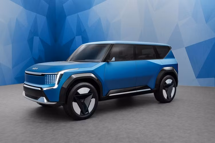 Vào tháng 11 năm ngoái, hãng xe Hàn Quôc đã trình làng mẫu xe SUV Kia EV9 Concept với thiết kế sắc sảo tại Triển lãm ô tô Los Angeles. Và hiện tại, EV9 bản thương mại đã được xác nhận sẽ ra mắt toàn cầu vào năm 2023.