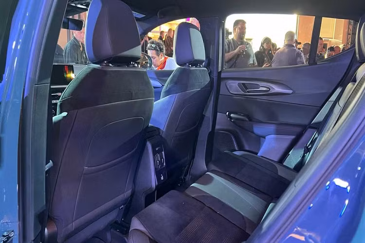 Việc giao xe Dodge Hornet 2023 sẽ bắt đầu từ cuối năm 2022 cho bản Hornet GT 2022, còn Hornet R/T PHEV sẽ có mặt tại các phòng trưng bày ở Mỹ vào mùa xuân năm 2023. Dodge Hornet sẽ được sản xuất tại nhà máy Giambattista Vico Stellantis ở Pomigliano d’Arco, Naples, Ý. Ở phiên bản Dodge Hornet GT, xe sử dụng động cơ 4 xi-lanh, dung tích 2.0 lít, tăng áp, tạo ra công suất tối đa 265 mã lực.