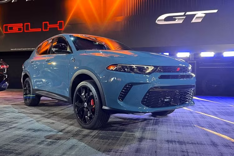 Có đến 3 phiên bản của mẫu xe SUV Dodge Hornet 2023 trình làng là R/T plug-in hybrid, xe xăng Dodge Hornet GT và sau cùng là Dodge Hornet GT GLH Concept, có sẵn chương trình độ xe Direct Connection cùng với nhiều nâng cấp mới cho chiếc xe mới nhất của hãng xe Mỹ.