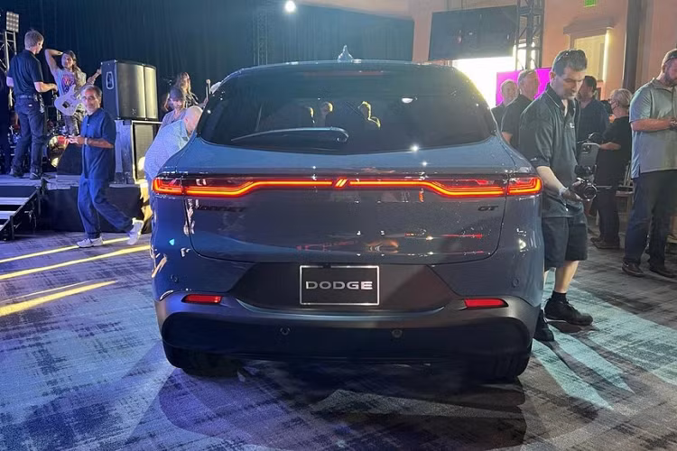 Mở cửa bước vào trong khoang lái Dodge Hornet 2023 có các nút điều khiển trung tâm và màn hình hiển thị nghiêng về phía người lái, vô-lăng đáy phẳng, xe được trang bị bảng đồng hồ 12,3 inch và màn hình giải trí Uconnect 5 có kích thước 10,25 inch. Ghế ngồi bằng chất liệu Alcantara kèm với logo Dodge Rhombi được thêu trên ghế ngồi cùng chỉ may màu đỏ.