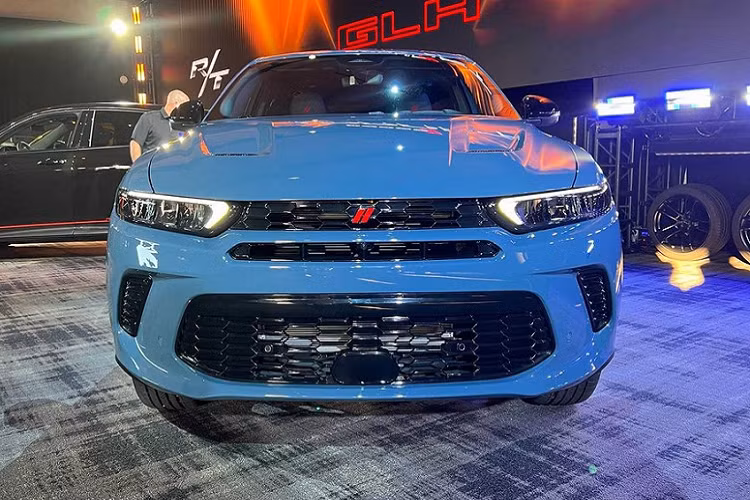 Sau một năm rộ thông tin hãng xe Dodge đang xúc tiến quá trình để nhanh chóng cho ra mắt chiếc SUV nhỏ gọn mang tên gọi Hornet, mới đây, chiếc xe Dodge Hornet 2023 mới "bằng xương bằng thịt" đã được trình làng tại sự kiện M1 Concourse ở Pontiac, Michigan diễn ra vừa qua.