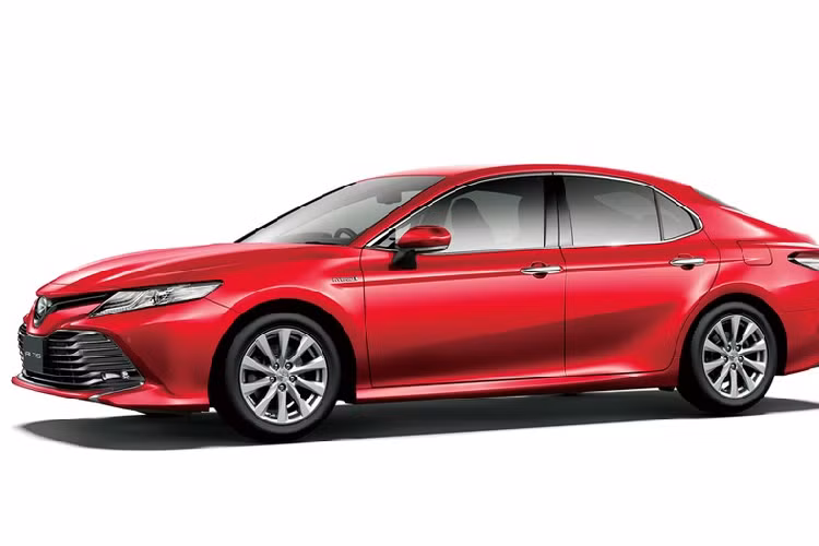 Mới đây, hãng Toyota đã tung ra phiên bản 2023 của dòng xe Camry ở thị trường Nhật Bản. Daihatsu Altis - "anh em song sinh" của Toyota Camry - cũng được áp dụng những nâng cấp tương tự. Theo đó, cặp đôi Toyota Camry và Daihatsu Altis 2023 mới đều được bổ sung màu sơn ngoại thất mới là đỏ Emotional Red III.