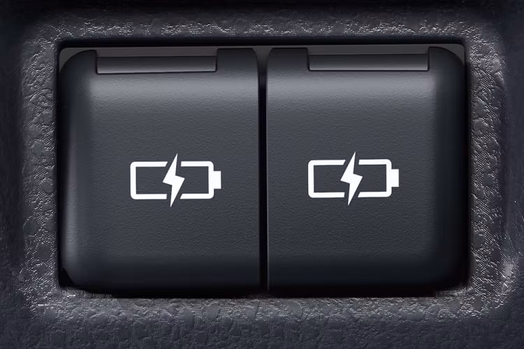 Cả Toyota Camry và Daihatsu Altis 2023 đều dùng hệ truyền động hybrid bao gồm máy xăng 4 xi-lanh, hút khí tự nhiên, dung tích 2.5L, cho công suất tối đa 178 mã lực và mô-men xoắn cực đại 221 Nm. Động cơ kết hợp với mô-tơ điện mạnh 120 mã lực/202 Nm, cụm pin Ni-MH nằm bên dưới ghế sau và hộp số tự động e-CVT.