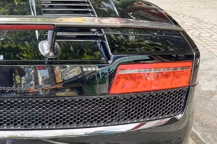 Khác với chiếc siêu xe mui trần Lamborghini Gallardo tại Việt Nam, siêu bò này thuộc phiên bản LP570-4 Spyder Performante, có thể xem là 1 trong những "bò tót" Gallardo cuối cùng được sản xuất trước khi phiên bản Huracan ra đời. Xe ban đầu có ngoại thất màu trắng nhưng nay đã đổi sang diện mạo mới với bộ áo đen bóng, la-zăng cũng sơn màu tối cùng kẹp phanh màu xanh lá.