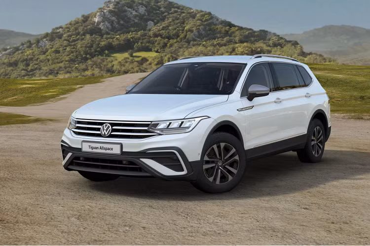Mẫu xe có tên Volkswagen Tiguan Allspace Adventure 2022 mới, giúp giảm bớt hàng ghế thứ ba để có thêm không gian chở hàng đồng thời bổ sung một số bộ phụ kiện cho nhóm người dùng ưa thích những chuyến đi dài ngày. Cốp xe có dung tích lên tới 760 lít, rộng hơn 60 lít ở bản 7 chỗ. Nhìn bề ngoài, mẫu xe không có nhiều khác biệt với bản 7 chỗ, xe dùng vành hợp kim 17 inch với hông lốp được làm cao hơn.