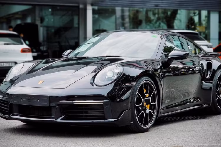 Giá xe Porsche 911 GT3 2022 chính hãng từng được chốt giá từ 12,65 tỷ đồng nhưng vì lý do đăng kiểm, hãng không thể nhập xe về cho khách nên không chỉ ông Đặng Lê Nguyên Vũ mà còn có nhiều đại gia Việt mua xe ngoài để nhanh chóng có xe Porsche 911 GT3 thế hệ 992 trải nghiệm.