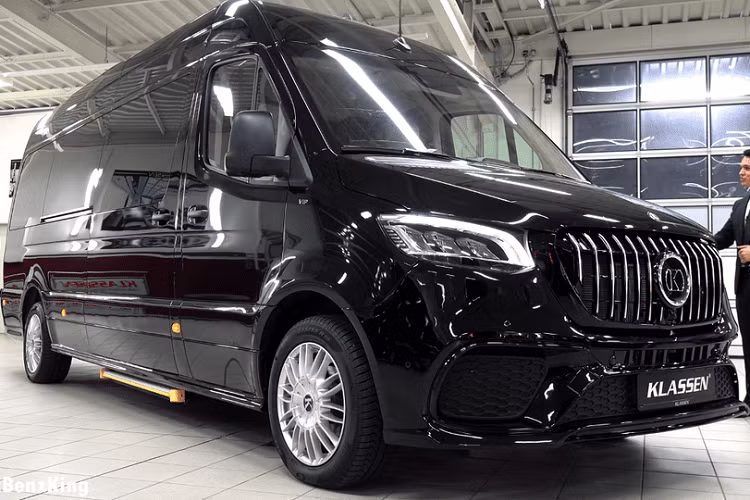 Một chiếc xe van luôn đặt yếu tố tiện ích lên hàng đầu, nhưng thực tế loại xe này có cung cấp một không gian rộng rãi, phù hợp để chuyển đổi cho nhiều mục đích khác nhau. Ví dụ, bạn có thể biến một chiếc xe van thông thường thành van cắm trại với những tiện nghi một căn nhà, hoặc như ở trường hợp cụ thể ở đây là một chiếc xe van Klassen Mercedes Sprinter VIP 2022 mới.