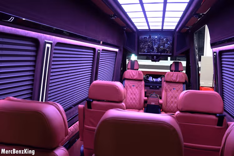 Chiếc Mercedes-Benz Sprinter độ siêu sang này là một sản phẩm mới của công ty độ xe hậu mãi Klassen, và nó là một đại diện tiêu biểu cho chủ đề van khách VIP. Nhìn từ bên ngoài, nó trông giống như một chiếc Sprinter với lưới tản nhiệt khác, tấm cản va thể thao hơn, và bộ la-zăng đẹp hơn.